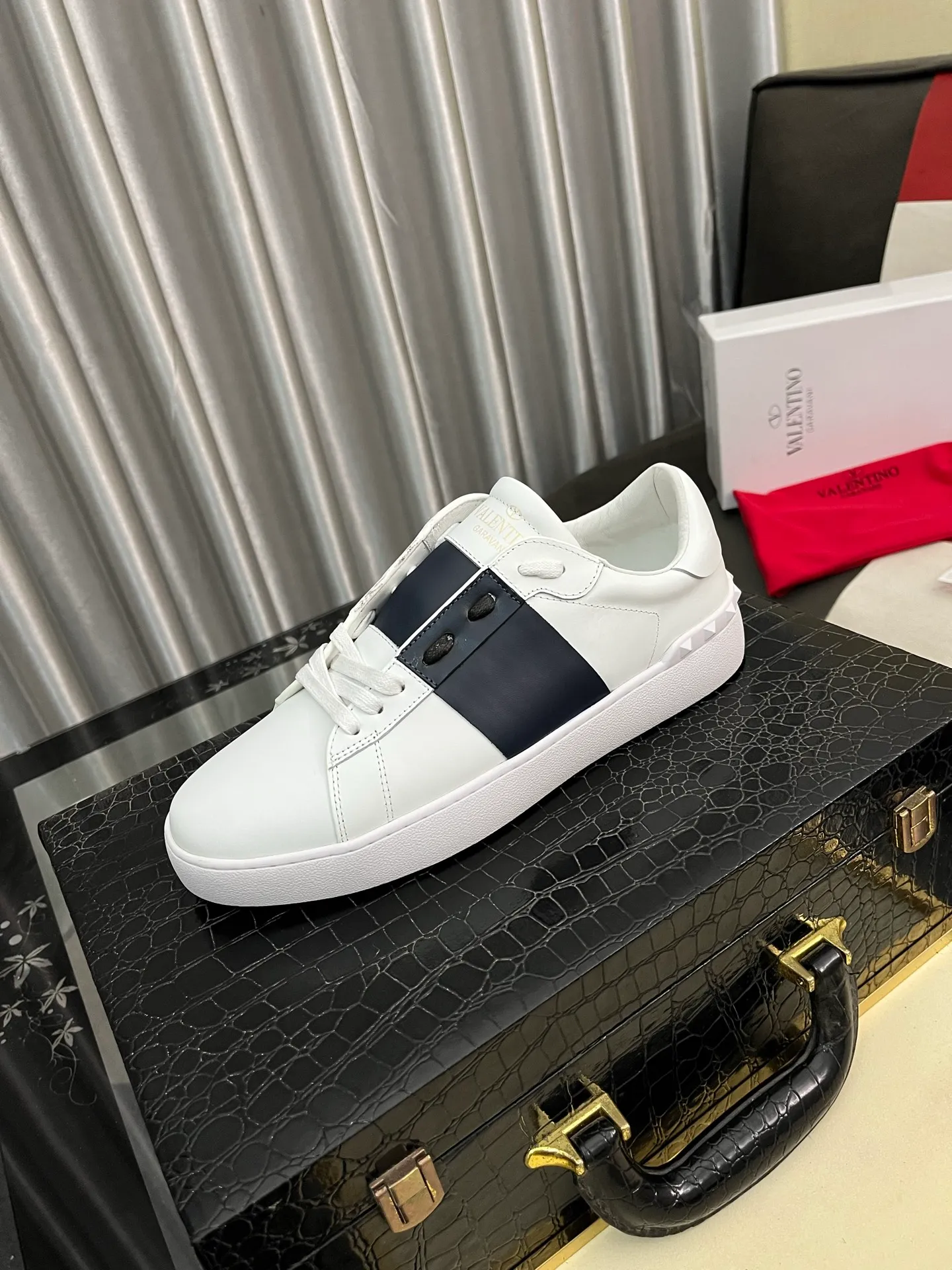 Men's shoes💰420⌚️⌚️Valentino white shoes⚡️Original replicas are coming👉Many pictures of the feet of Internet celebrities🔥Authentic Hong Kong purchased for HKD 5,500⚠️All parts are genuine molds, refuse to look at pictures to make goods👊The upper is made of top-grained cowhide➕3D printed. Water-dyed cow lining inside + cowhide feet, code number: 38-44